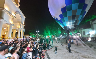 De balão: Veja como foi a chegada do Papai Noel em Içara (VÍDEO)