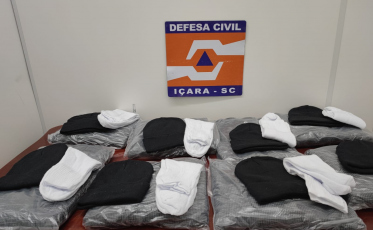 Defesa Civil de Içara e voluntários distribuem agasalhos nas ruas 