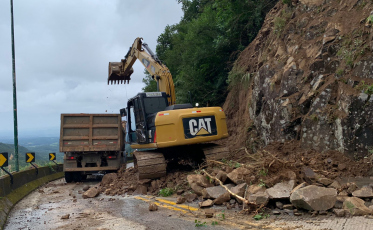 Remoção de pedras e terra é iniciada na Serra do Rio do Rastro 