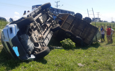 Veículo capota e cavalo em reboque fica preso nas ferragens 