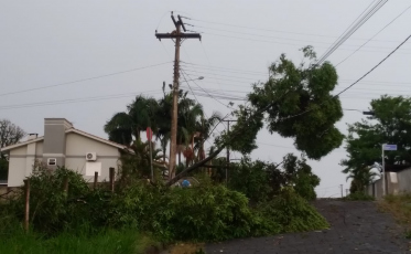 Temporal destelhou 30 casas em Cocal do Sul