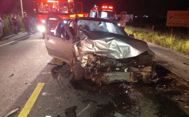 Jovem fica preso em ferragens de carro após grave acidente em Içara