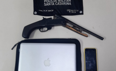 Criciúma: Com espingarda em residência e notebook furtado, três homens são detidos no bairro Renascer