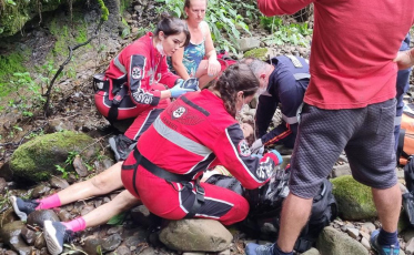 Ciclista sofre queda de 15 metros de altura e tem graves ferimentos 