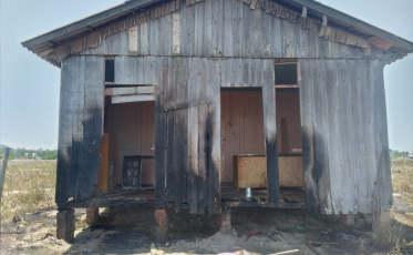 Casa de madeira tem princípio de incêndio no Balneário Arroio do Silva