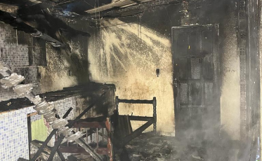 Residência de madeira pega fogo em Araranguá 