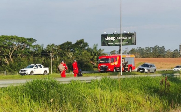 Motorista fica ferida após saída de pista na Via Rápida