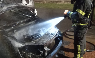 Carro pega fogo em Içara
