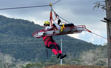 Bombeiros realizam treinamento de salvamento em altura