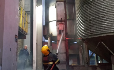 Incêndio atinge silo de arroz em Morro da Fumaça
