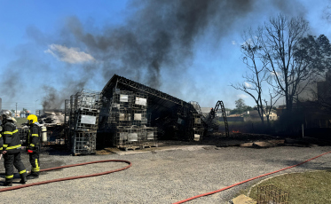 Criciúma: incêndio em indústria começou após vazamento de solvente