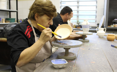 'Cerâmica Além da Visão' promove bem-estar e vivências terapêuticas a deficientes visuais 