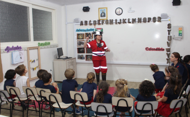 Geóloga conversa com crianças do colégio Michel sobre exploração do carvão 