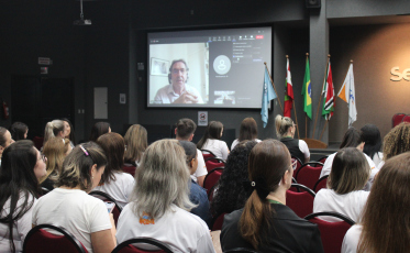 Professores compartilham experiências durante seminário realizado em Criciúma