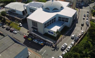 Abraço simbólico reúne centenas de fiéis na Catedral de Tubarão