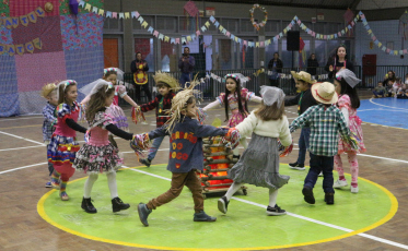 Festa Julina reúne familiares do Infantil no Colégio Satc