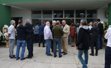 Familiares e amigos se despedem de Milton Carvalho