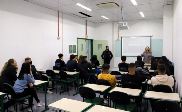 Visita ao laboratório da Unesc ajuda alunos do Ensino Médio a decidir o futuro