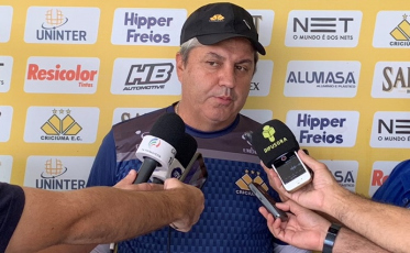 Kleina testa três zagueiros, mas não abre mão da linha de quatro