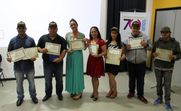 Novas oportunidades: alunos recebem certificados de curso de Pintura Imobiliária e Moveleira