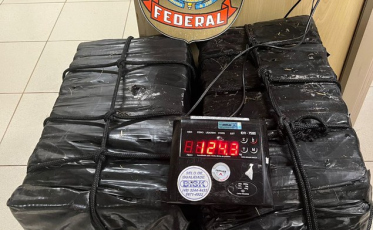 PF e PM encontram 124 quilos de cocaína em navio no porto de Imbituba