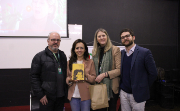 Jornalista italiana Giovanna Cucè lança livro na UniSatc 