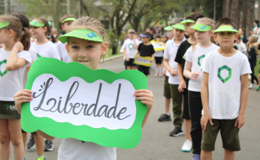 Colégio Satc dá início a semana da pátria com desfile cívico e hasteamento das bandeiras 