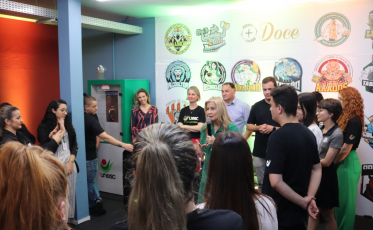 Professores e estudantes participam da inauguração da sala das Atléticas Valnei Teixeira 