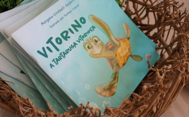 Personagem Vitorino encanta crianças no lançamento de livro do Museu de Zoologia da Unesc