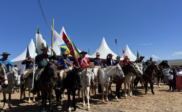 Chama Crioula abre oficialmente a 21ª Semana Farroupilha em Balneário Arroio do Silva 
