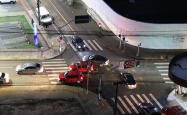 Parar o carro nos cruzamentos atrapalha o trânsito e pode gerar multa