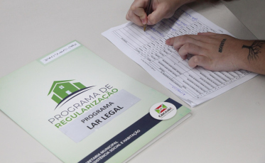 Mais de 50 famílias de Criciúma recebem títulos de propriedade através do Lar Legal
