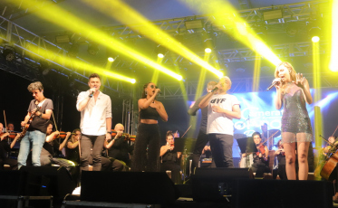 Camerata brilha em Balneário Rincão com o melhor do pop rock brasileiro (FOTOS)