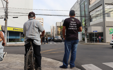 Em Criciúma, Bolsonaro toma café, circula e discursa na Nereu Ramos; fotos e vídeos