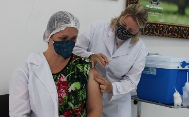 Em Urussanga, técnica de enfermagem é a primeira imunizada 