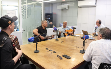 (Vídeo) Grupo Pega na Rua se apresenta na Praça do Congresso neste sábado