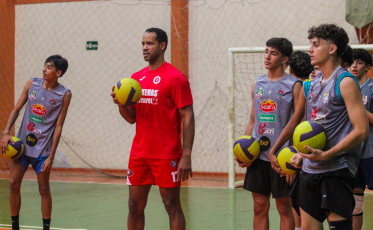 Campeão da Liga Mundial de vôlei participa de treino que antecede Estadual em Forquilhinha