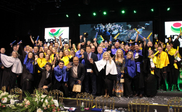 Colação de Grau da Unesc marca conquista do sonhado diploma com direito a pedido de casamento