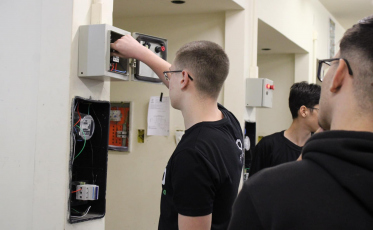 Formação técnica aplicada pelo Colégio Satc resulta em alto acesso a vagas de estágio 