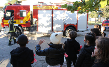Alunos do Colégio Satc recebem visita do Corpo de Bombeiros 