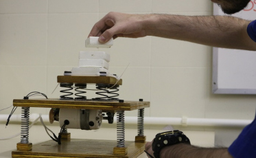 Acadêmicos desenvolvem bancada didática que simula terremoto