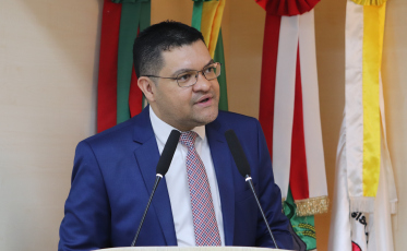 Projeto que combate a adultização precoce é aprovado em Criciúma