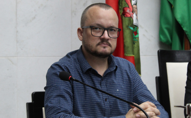 Projeto aprovado no Legislativo cria selo Empresa Amiga da Juventude em Morro da Fumaça