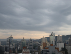 Após manhã com chuva fraca, sol aparece e temperatura chega até os 28°C em Criciúma