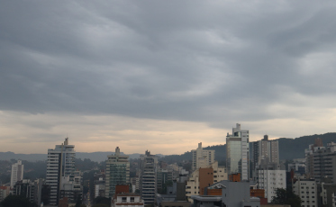 Após manhã com chuva fraca, sol aparece e temperatura chega até os 28°C em Criciúma