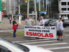 Em protesto no Centro de Criciúma, servidores do pátio de máquinas pedem esmolas 