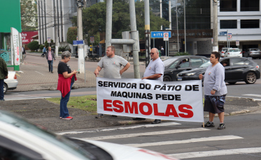 Em protesto no Centro de Criciúma, servidores do pátio de máquinas pedem esmolas 