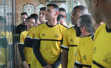 Na sala de troféus, jogadores conhecem as conquistas do Tigre