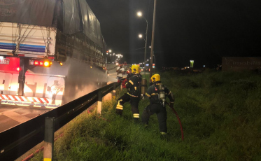 Caminhão pega fogo na BR-101 em Imbituba