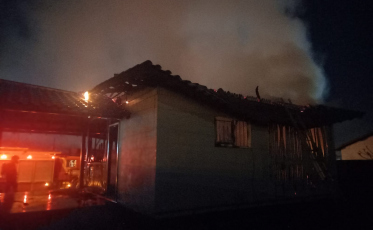 Móveis e eletrodomésticos ficam destruídos após incêndio atingir residência no Balneário Rincão
